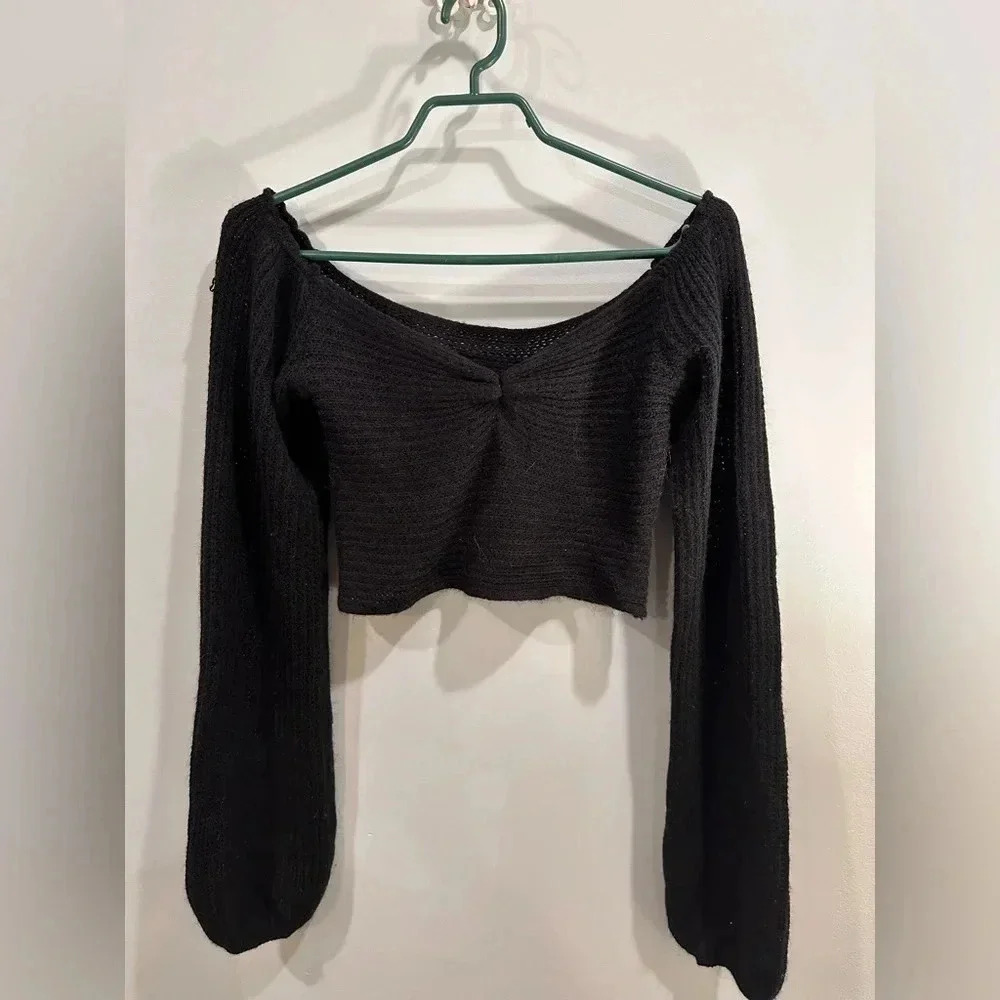 ⭐️ Comfortable Black knit crop sweater with puffy long sleeves. M